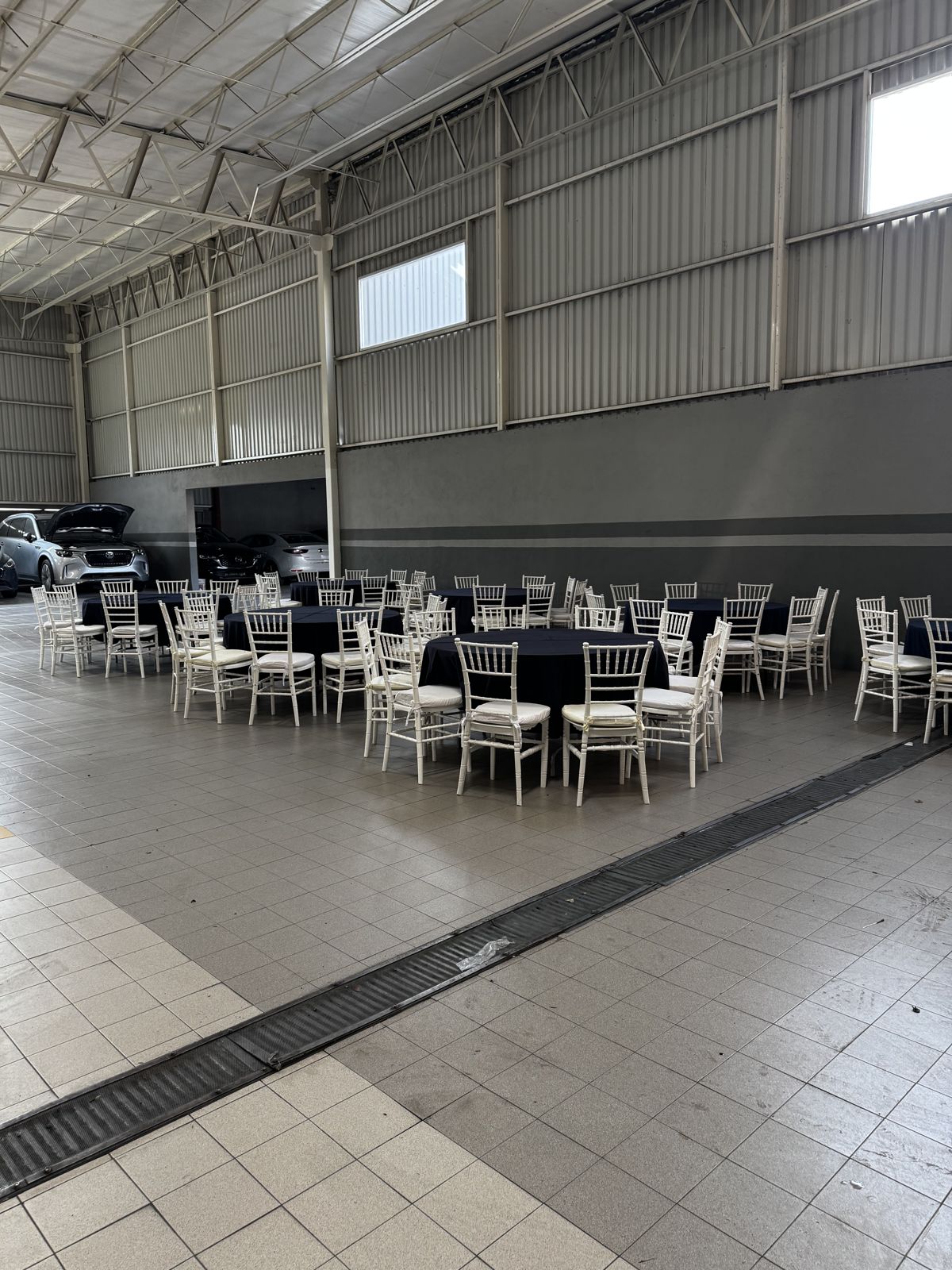 Mesas redondas y sillas tiffany en agencia automotriz