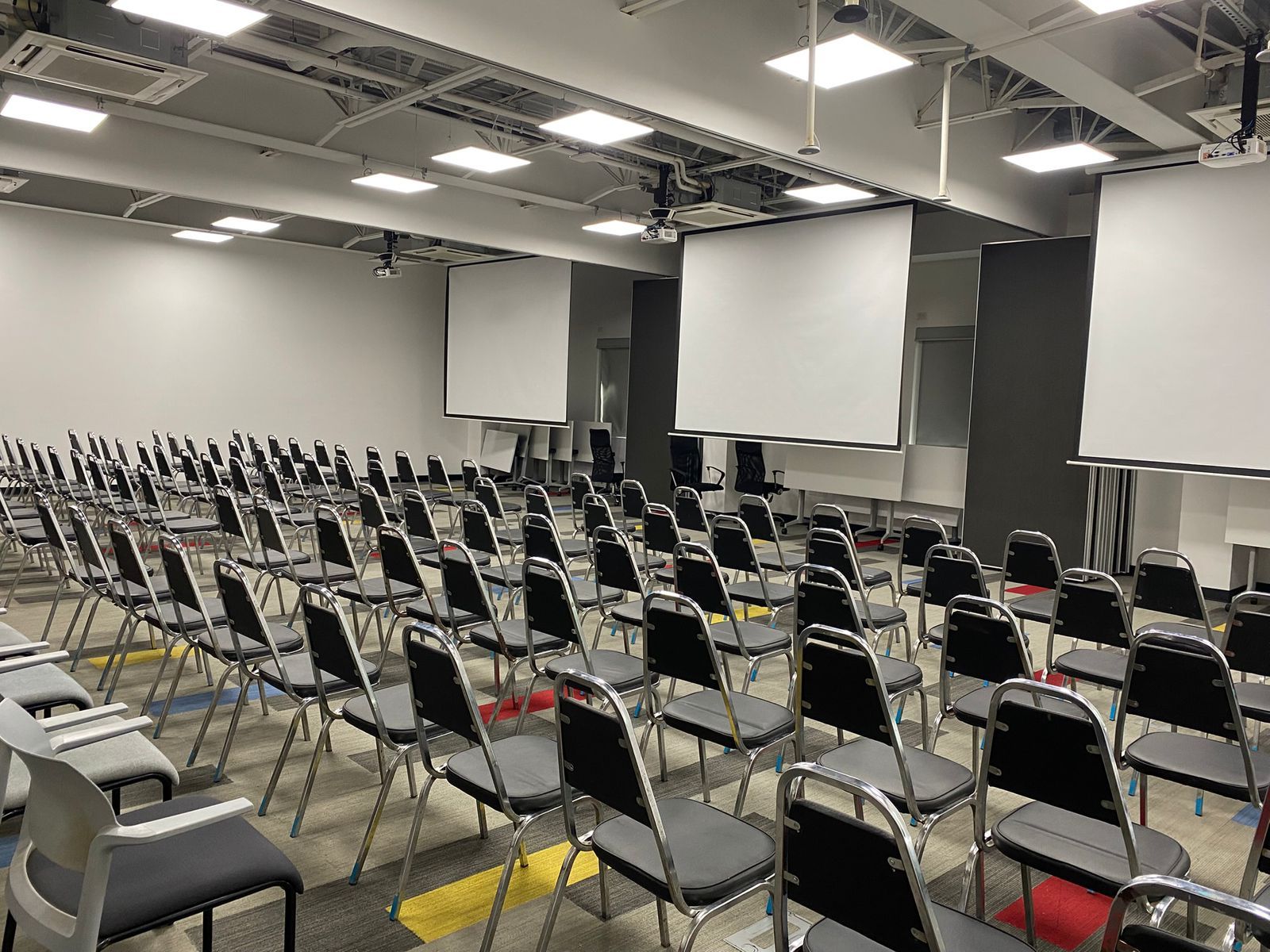 Sillería acomodada en auditorio para capacitación