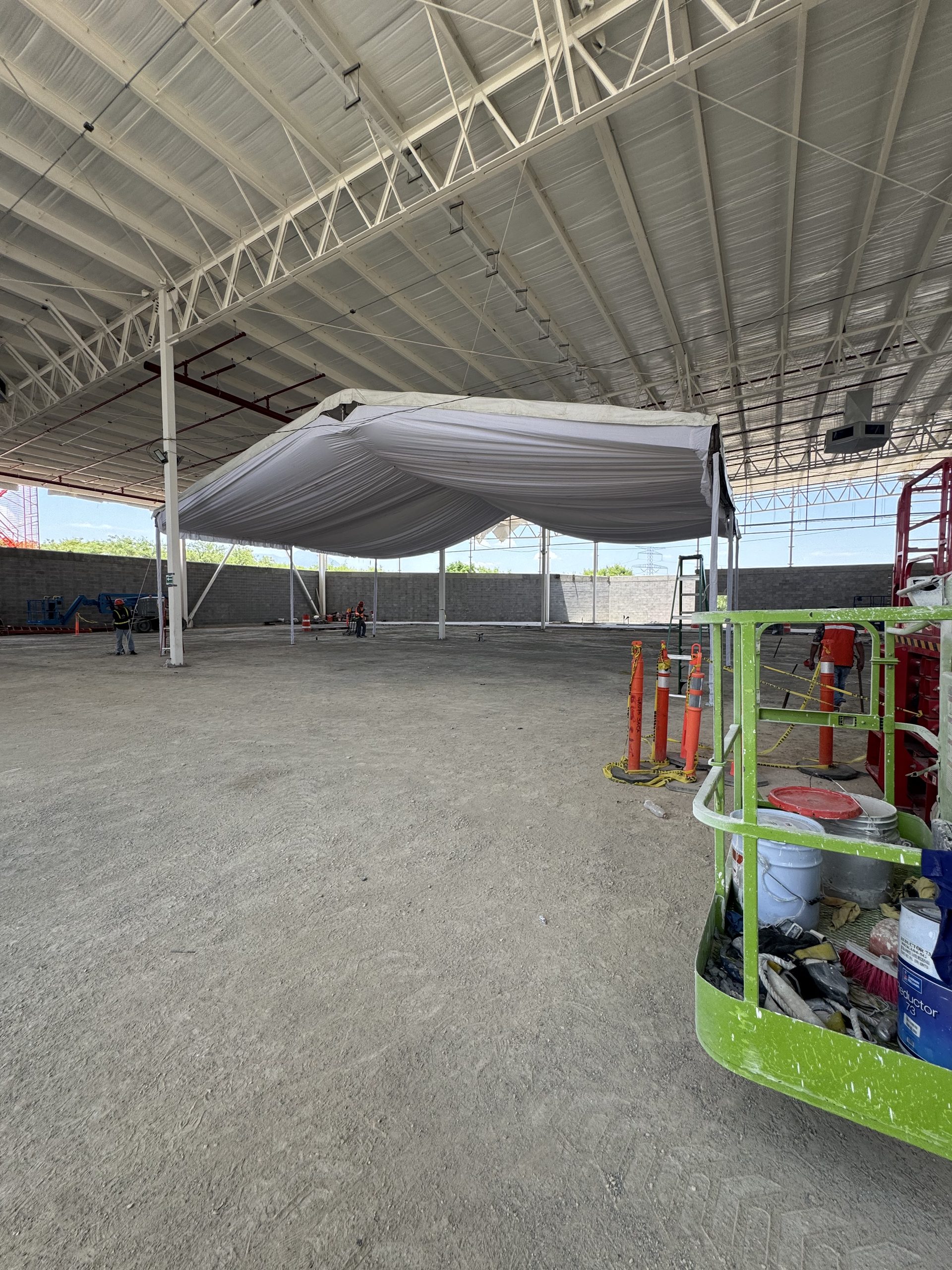 Carpa institucional montada, área metropolitana de Monterrey