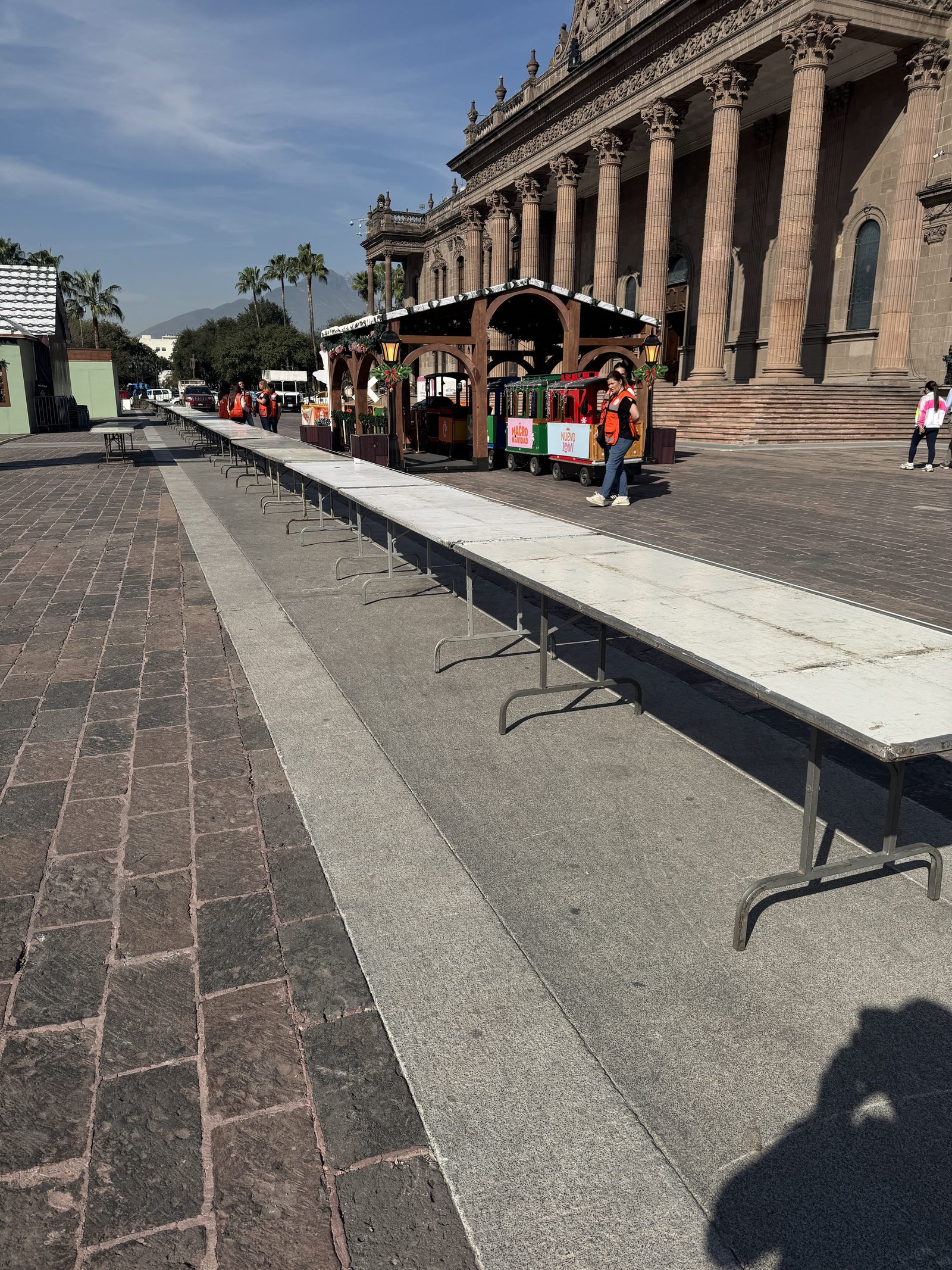 180 mesas montadas en la Macroplaza de Monterrey